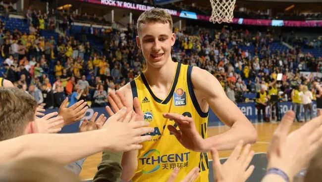 他的团队合 他的团队合